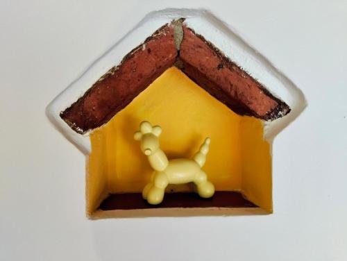 a small toy house with a small dog in it at Zinfarosa Color House in Foiano della Chiana