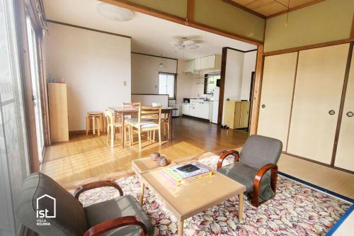 Bizenist villa 10 Retro Seaside Sleeps 5的一间带桌椅的客厅和一间厨房