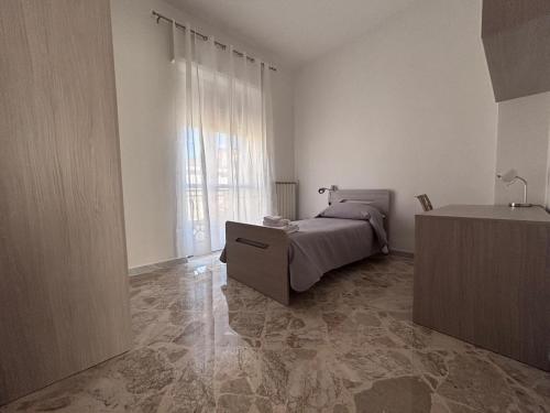 una camera da letto con un letto e un lavandino di Salerno a due passi dal mare a Salerno