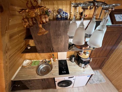 una vista aérea de una cocina en una casa pequeña en warm house - sunrise merisi, en Merisi