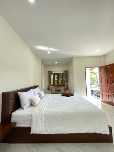 Ένα ή περισσότερα κρεβάτια σε δωμάτιο στο Bangtao Hello House