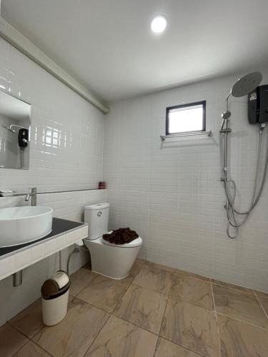 Ένα μπάνιο στο Bangtao Hello House