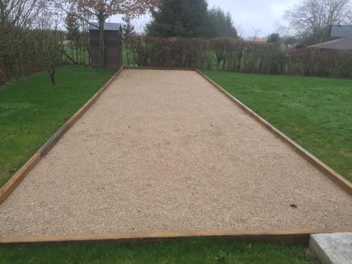 eine betonierte Auffahrt in einem Garten mit Rasen in der Unterkunft Gîte de la loge SAMY in Châtillon-sur-Broué