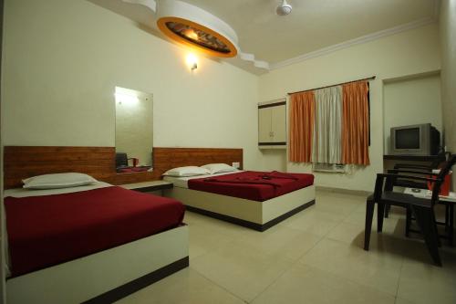 Un pat sau paturi într-o cameră la Hotel Laxmi Palace