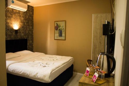 Giường trong phòng chung tại Hotel In the heart of Old Bazaar with private parking