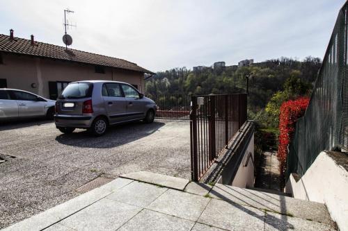 LakeComo- Voltahub في كومو: موقف سيارة بجانب سياج