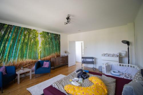 Una sala de estar con un cuadro grande en la pared. en Gästezimmer Volksdorf, en Hamburgo