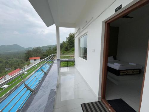 Bazén v ubytování Mountain Breeze Neyyans nebo v jeho okolí