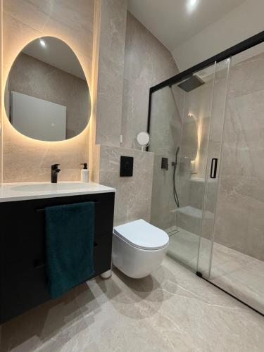 Et badeværelse på Strasbourg Appartement Moderne 7 min du Centre en Train Terrasse & Parking Gratuit