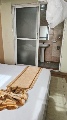 Ένα μπάνιο στο Loiusiana City Hotel