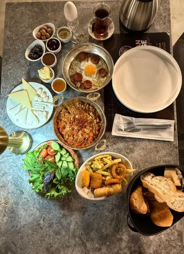 a table with many different dishes of food on it at Parla Park Otel in Yazır