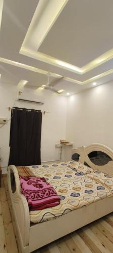 巴特那Annapoorna Niwas的卧室里有一张床，床上有一条毯子