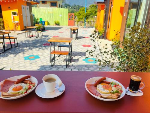 uma mesa com dois pratos de alimentos para o pequeno-almoço e uma chávena de café em ทุ่งเศรษฐีโฮมสเตย์แอนด์คาเฟ่ em Chiang Dao