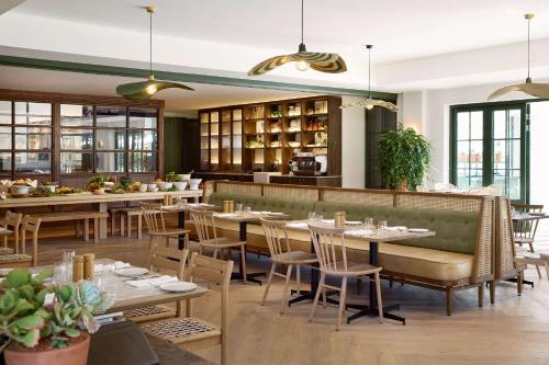 ステレンボッシュにあるSpier Hotel and Wine Farmのテーブルと椅子とバーのあるレストラン