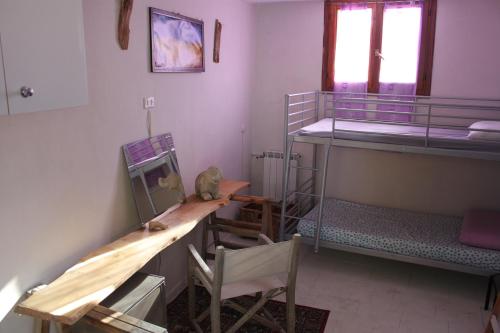 Ένα ή περισσότερα κρεβάτια σε δωμάτιο στο Hermit Room in The Ghost Town of Zerni