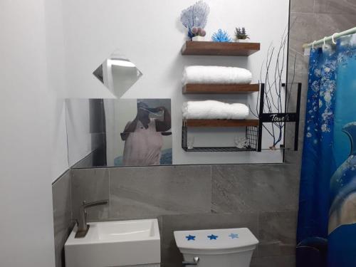 Ένα μπάνιο στο Small's Cozy Rest 7 Efficiency