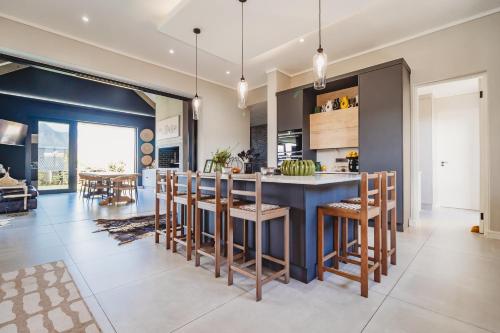 Χώρος καθιστικού στο The Ridge House Kingswood Golf Estate