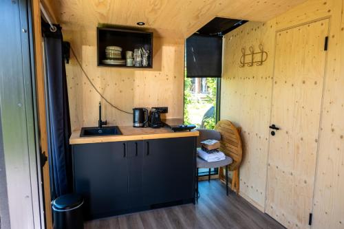 Una cocina o cocineta en Wetland Cabin op Boetiekpark de Kas