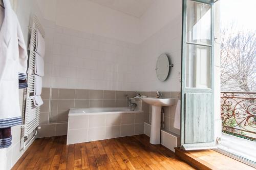 a bathroom with a sink and a bath tub and a sink at Chateau de La Lanette in Saléchan