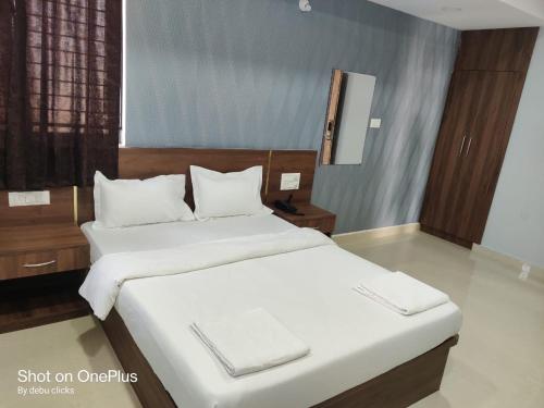 Postel nebo postele na pokoji v ubytování Kamadhenu Comforts