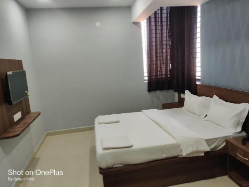 Postel nebo postele na pokoji v ubytování Kamadhenu Comforts