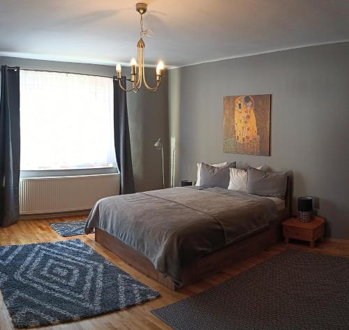 een slaapkamer met een groot bed en een raam bij I Love Spa in Boedapest