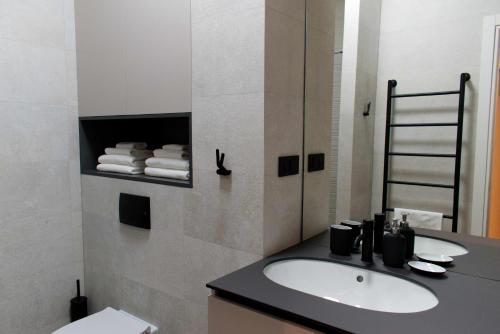 Fully Renovated Private Swanky Ribnjak Apartment
