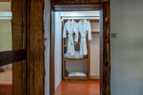 Debre ZeyitKuriftu Resort & Spa Bishoftu的一间有架子的房间,上面有衣服