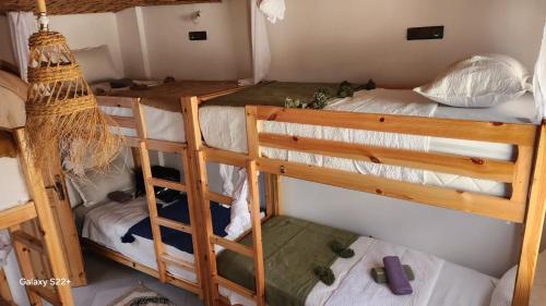 Voodi või voodid majutusasutuse Rock Surf Hostel Taghazout toas