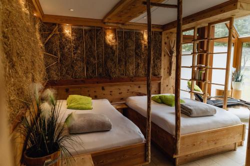 Postel nebo postele na pokoji v ubytování Hotel Im Krummbachtal