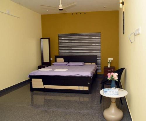 Postel nebo postele na pokoji v ubytování Nature's Frame Residency