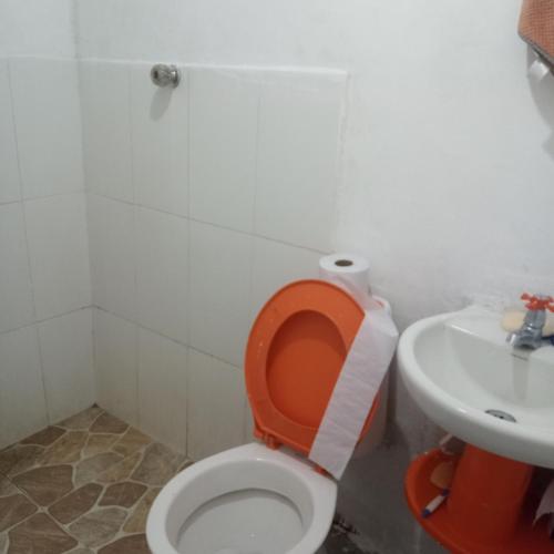 un bagno con un water e un lavandino di Primavera a San Agustín