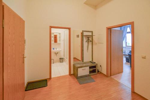 Zimmer mit einem Bad mit einem Waschbecken und einem Spiegel in der Unterkunft FeWo der 'Villa Ephraim' - James-von-Moltke-Str. in Görlitz