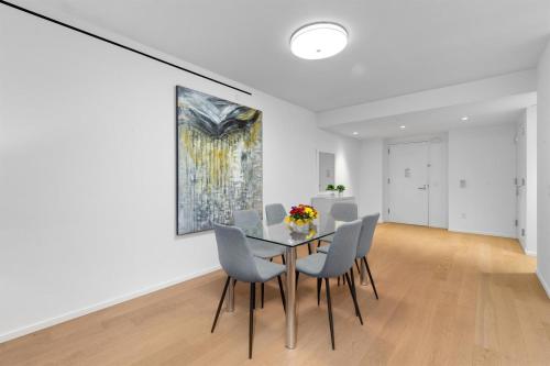 Khu vực ghế ngồi tại 685 First Ave