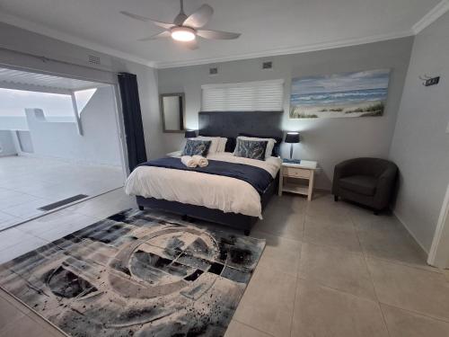 ein Schlafzimmer mit einem Bett und einem Stuhl in der Unterkunft Nomads Nook 19 in Ramsgate