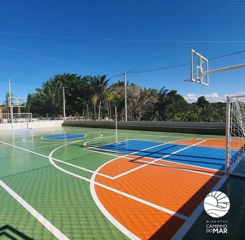 Εγκαταστάσεις για τένις ή/και σκουός στο Apto aconchegante em condomínio resort litoral sul ή εκεί κοντά