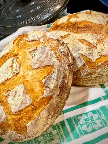 dos panes sentados en una mesa en Mellby Atelier på Österlen, en Kivik