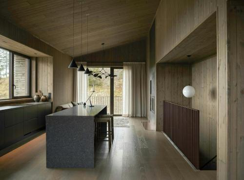 una cocina con una isla en el medio de una habitación en Architect Designed Mountain Cabin At Kvitfjell, en Favang