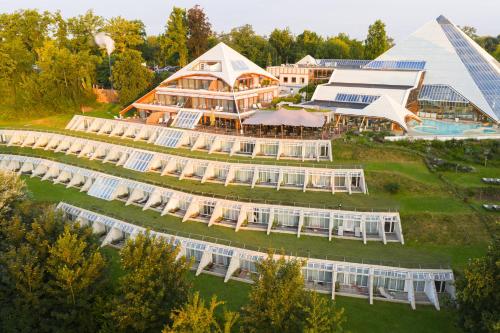 eine Luftaufnahme eines großen Gebäudes mit einem Pool in der Unterkunft Wellnesshotel Thermae 2000 in Valkenburg