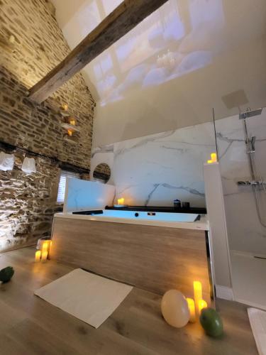 una camera con tavolo da biliardo e muro di mattoni di La Jonquette a Francheval