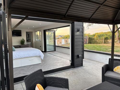 Postel nebo postele na pokoji v ubytování Little Woodlands Chalet with Private Garden & Hot Tub