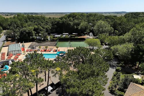 eine Aussicht über ein Resort mit Pool und Bäumen in der Unterkunft Kabana Village in Saint-Hilaire-de-Riez