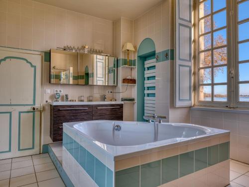 un baño con bañera y lavabo en Le Petit Serrant - maison d'hôtes d'exception, en Bouchemaine