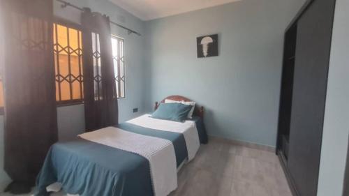 Un pat sau paturi într-o cameră la Nomad's Nest