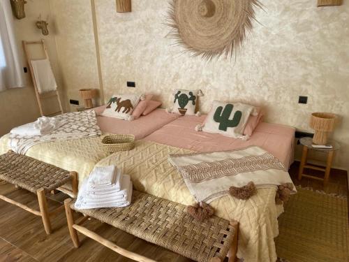 2 camas individuales en una habitación con 2 sillas en philippe ayache, en Marrakech