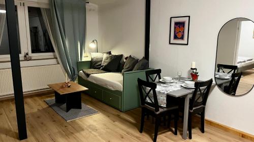 een woonkamer met een bed en een tafel met een tafel bij Wohlfühlwohnung mit Dachterrasse in Donaueschingen