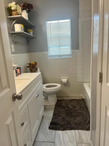 Ένα μπάνιο στο University Area Four Bedroom House