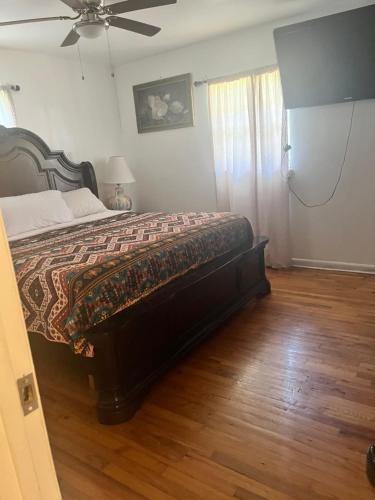 Ένα ή περισσότερα κρεβάτια σε δωμάτιο στο University Area Four Bedroom House