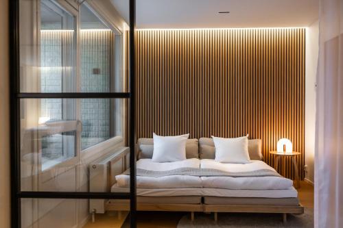 une chambre avec un lit avec des oreillers blancs dans l'établissement Penthouse Ounas with Private Sauna, à Rovaniemi