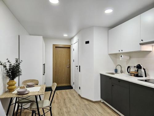 Cucina o angolo cottura di Airport & Station Stay Vilnius